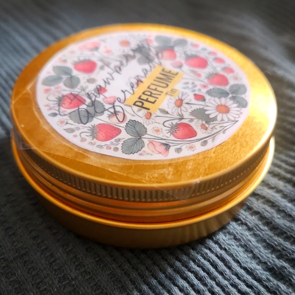 Strawberry and floral scented solid - Picture 3 of 3